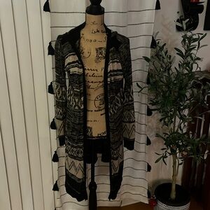 Long duster sweater. Juniors XL black and tan